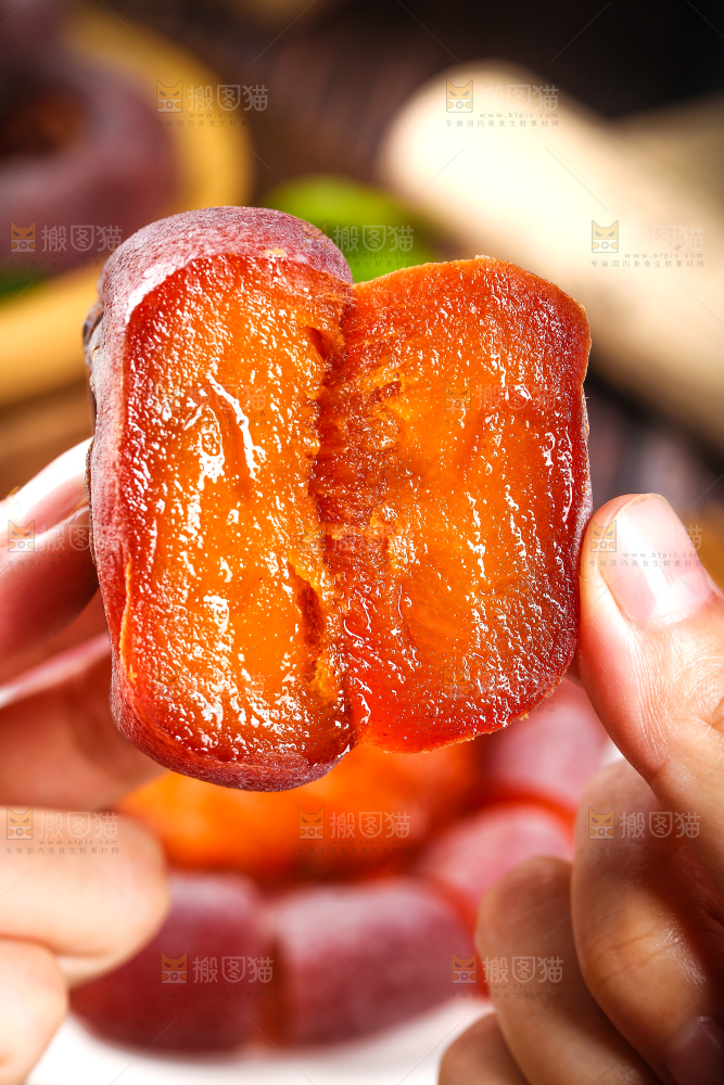 手里拿着流心柿饼