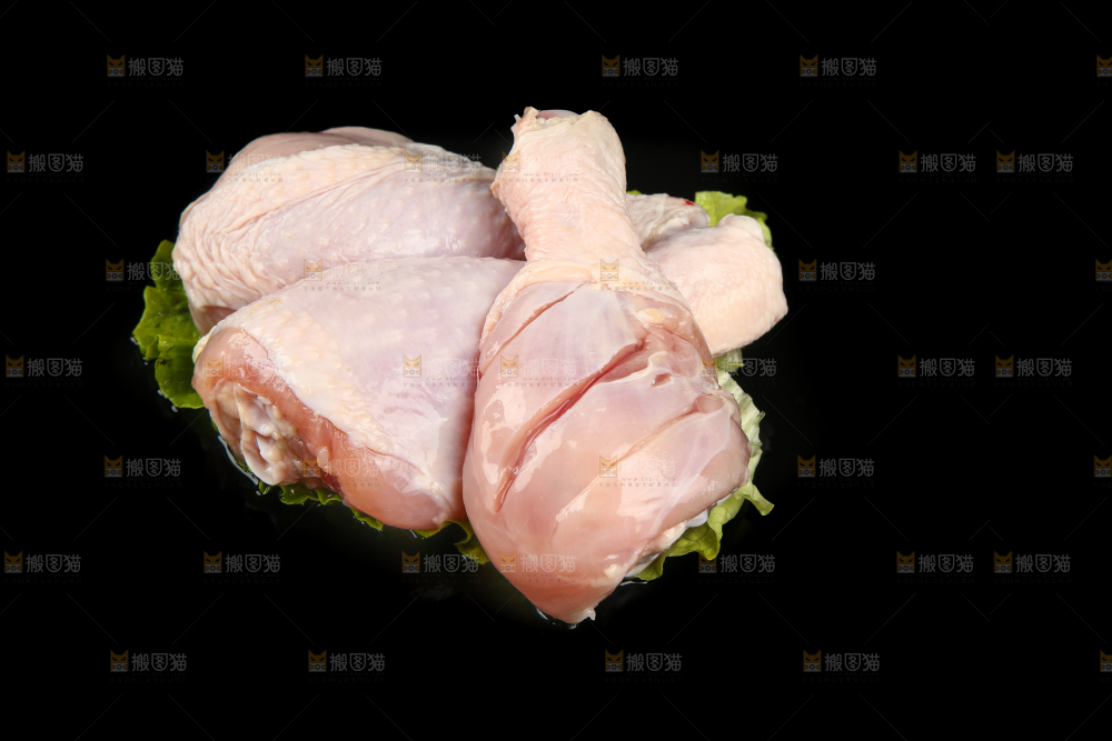 黑底上放着鸡腿