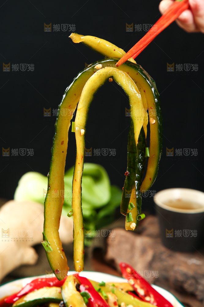 筷子上夹着腌制黄瓜条