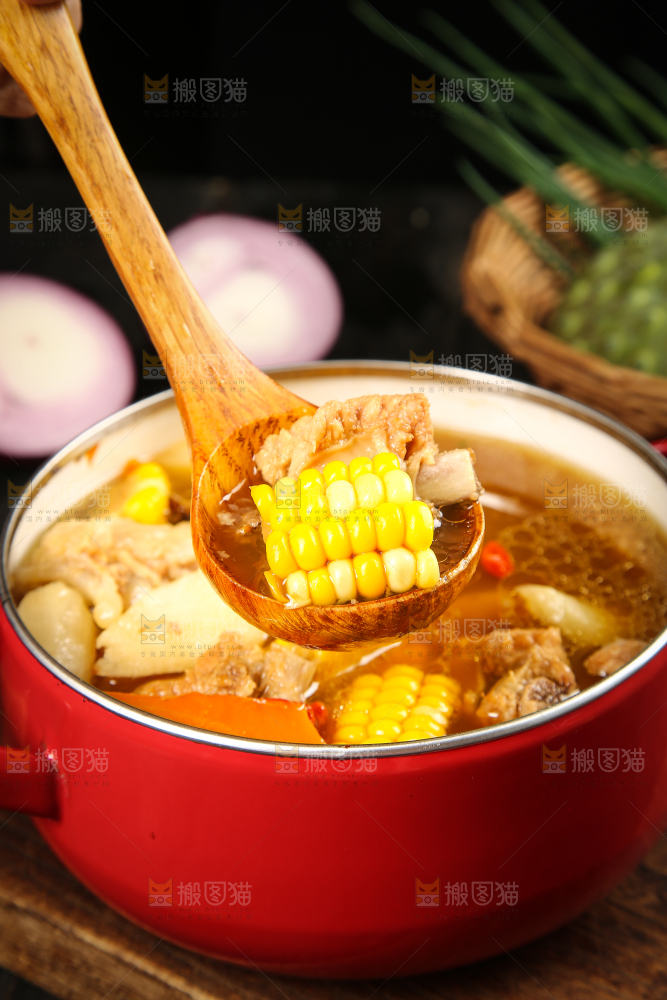 勺子上舀着玉米排骨汤