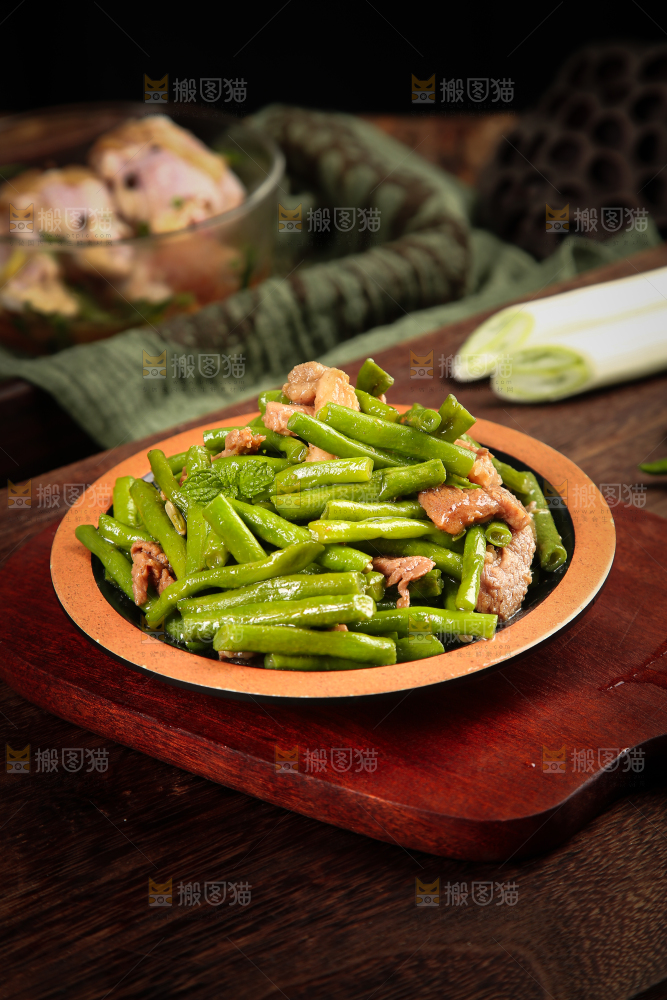 木板上放着一盘豆角炒瘦肉