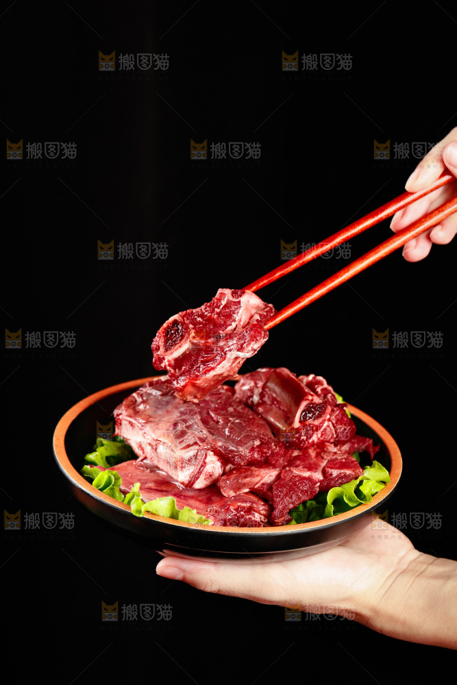 手里端着一盘内蒙古牛排骨
