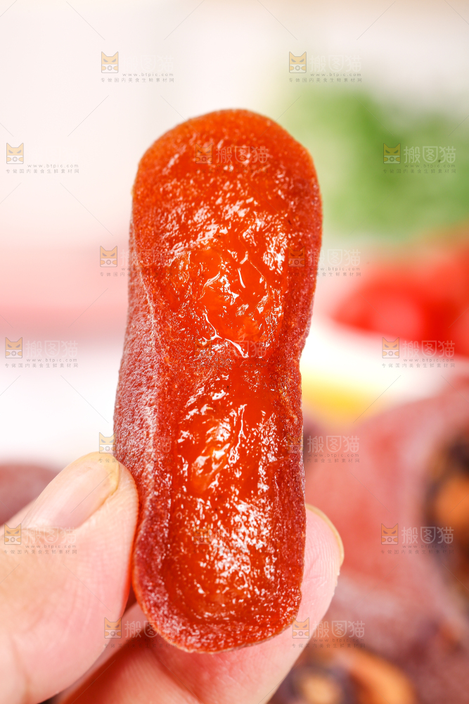 手里拿着柿饼