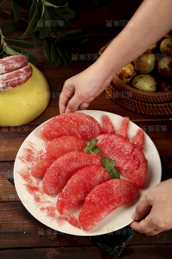 手里端着一盘红心蜜柚果肉