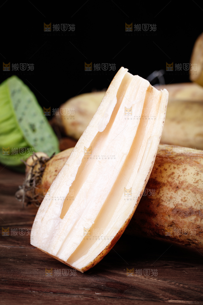 木底上摆放着湖北洪湖莲藕