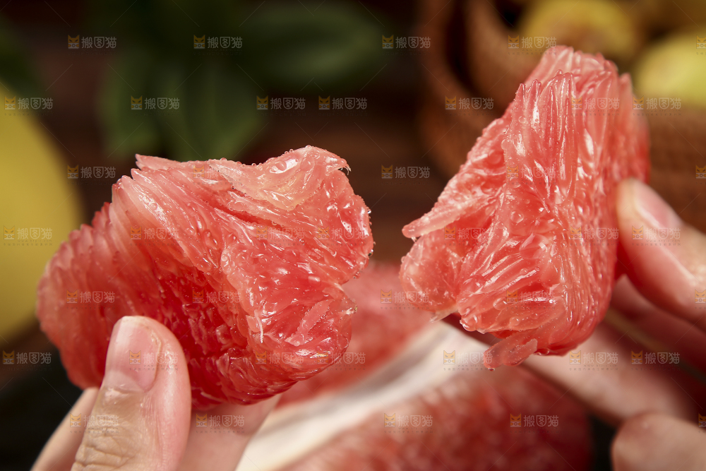 手里拿着红心柚
