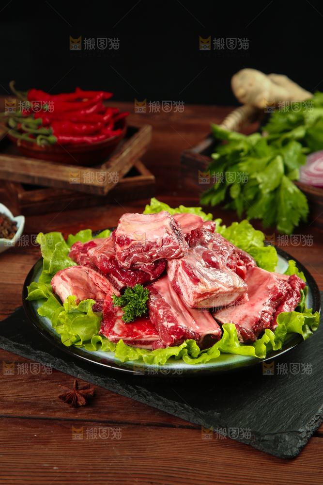 黑底上摆放着一盘牛排骨