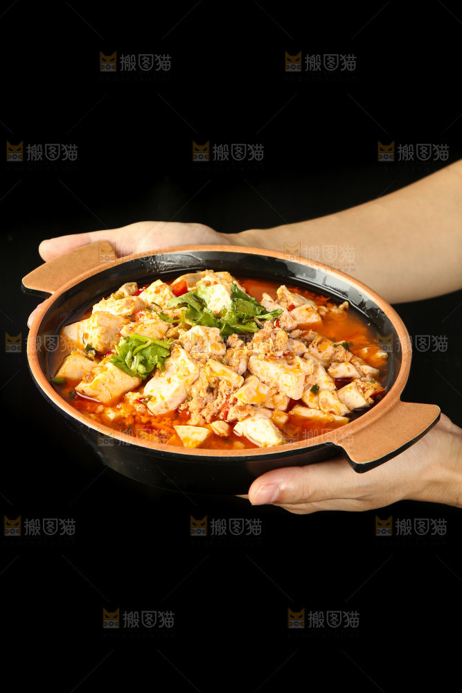 手里端着肉沫豆腐