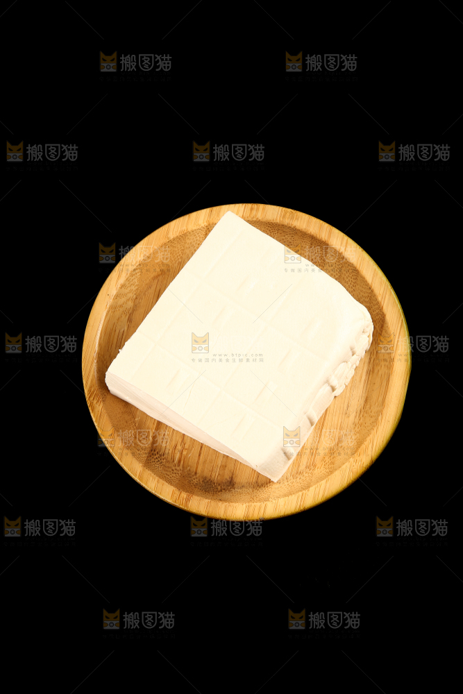 盘子里放着一块豆腐
