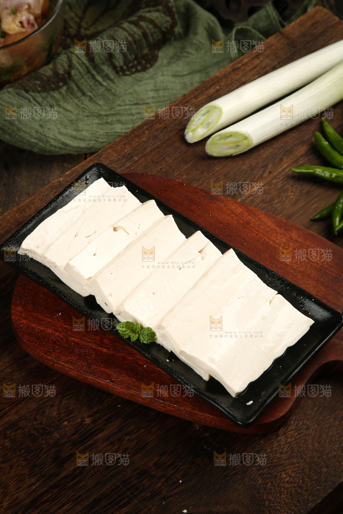 木板上放着一盘豆腐块