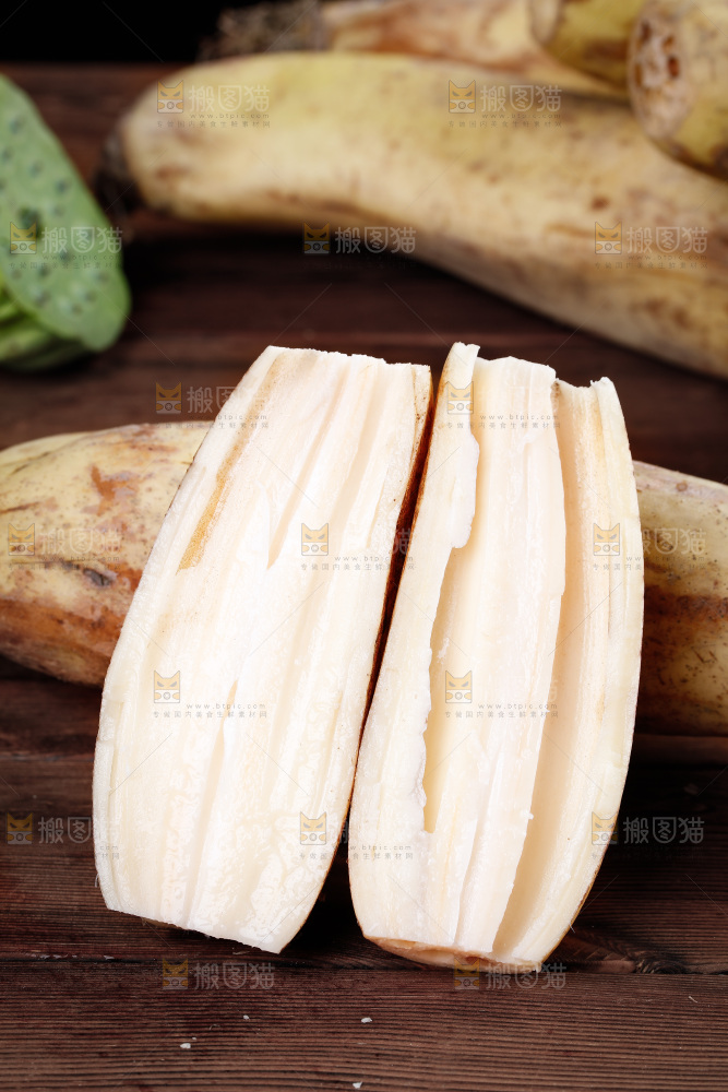 木底上摆放着湖北洪湖莲藕