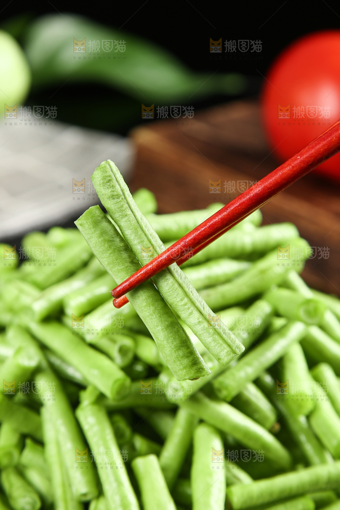 筷子上夹着嫩豆角