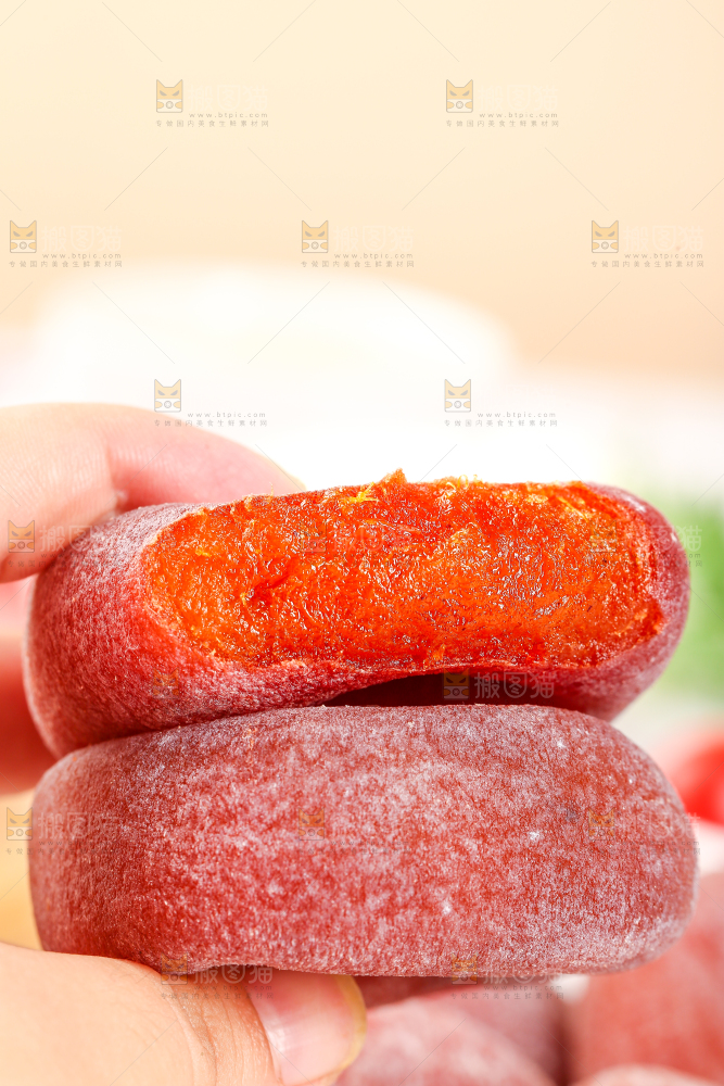 手里拿着柿饼