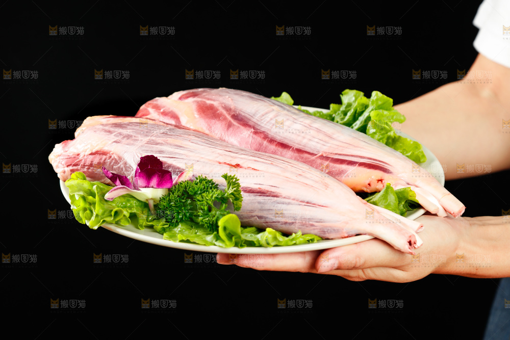 手里端着一盘牛腱子肉