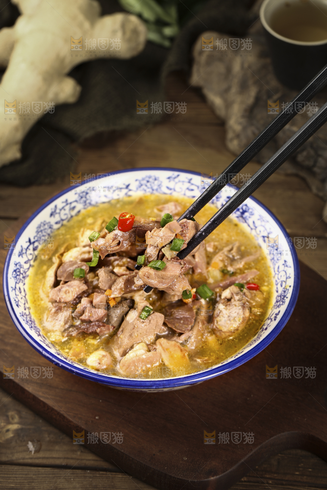 筷子上夹着全羊杂