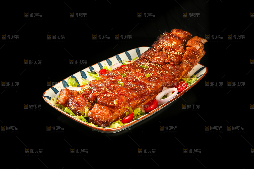 黑底上一盘脆皮五花肉