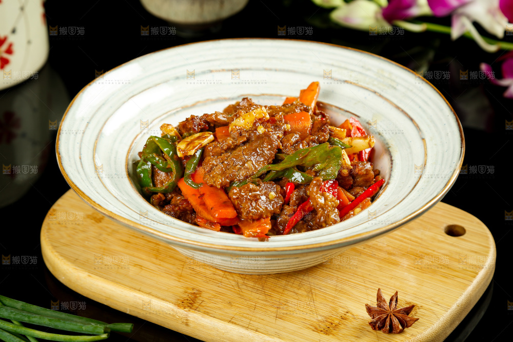 木板上放着一盘青椒烧牛肉