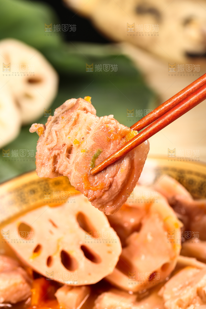 筷子上夹着猪肉