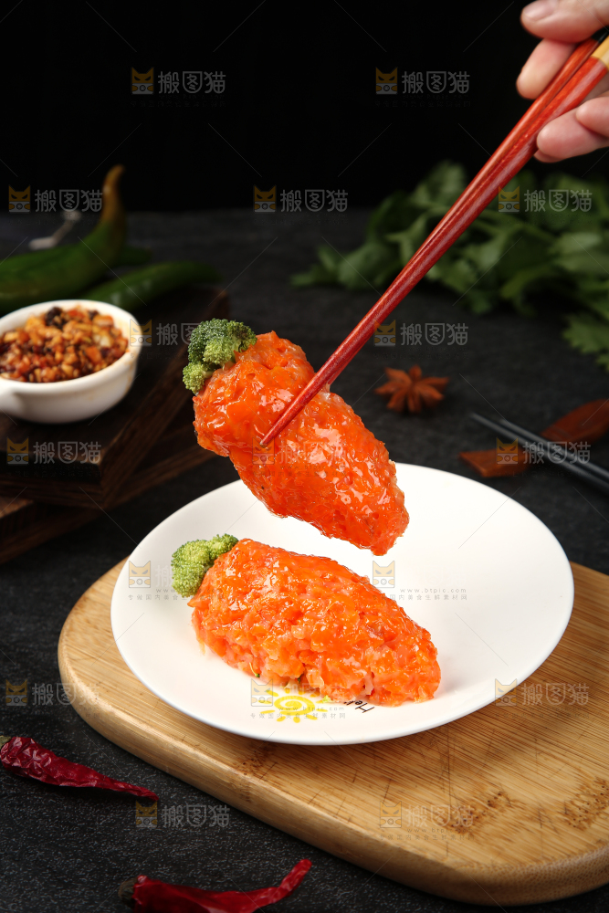 筷子上夹着水晶胡萝卜