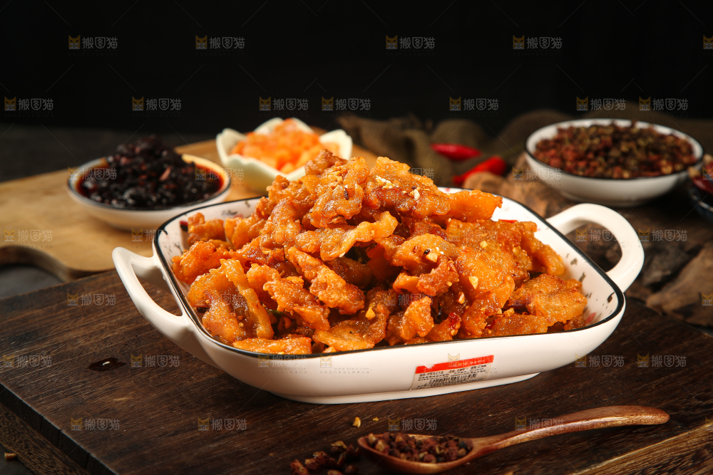 案板上摆放着一盘酥肉