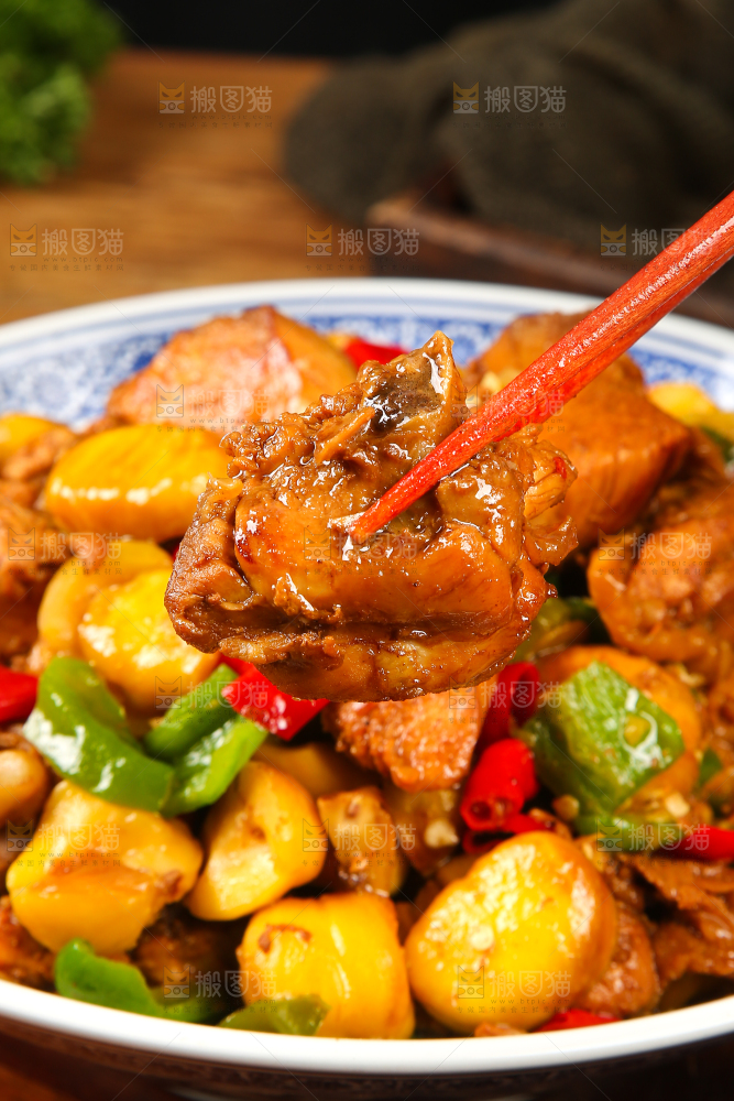 筷子上夹着鸡块