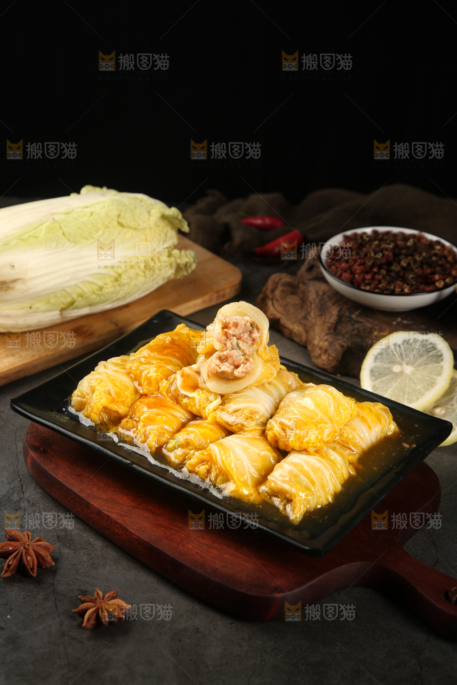 木板上放着一盘娃娃菜酿肉