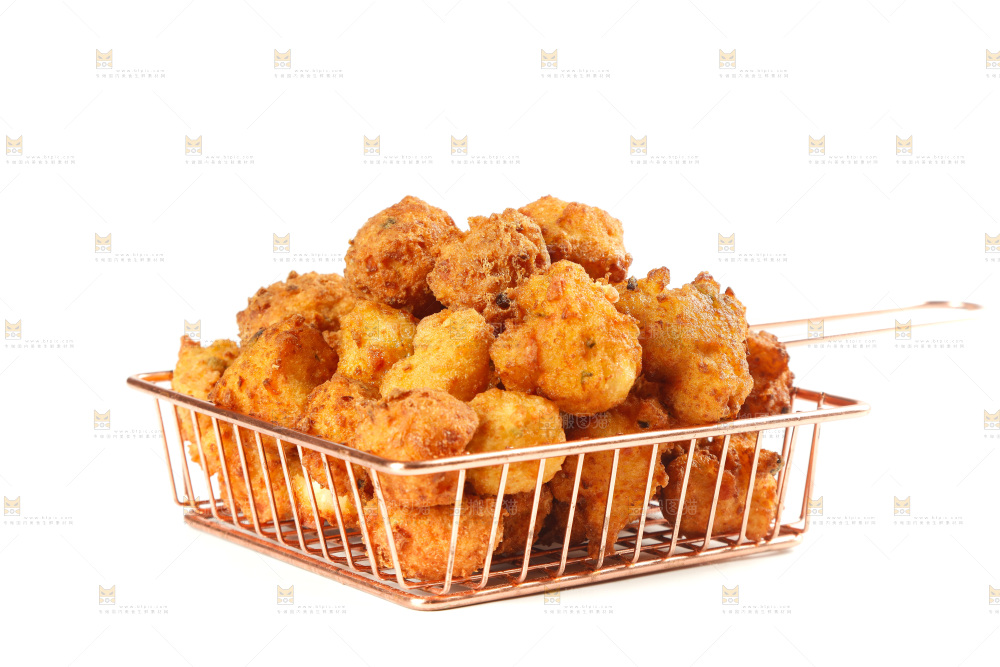 白底上篮子里的豆腐丸子