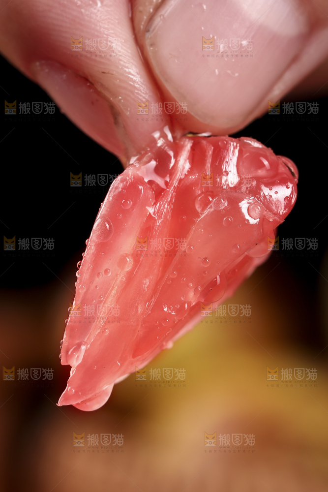 手里拿着红柚果粒