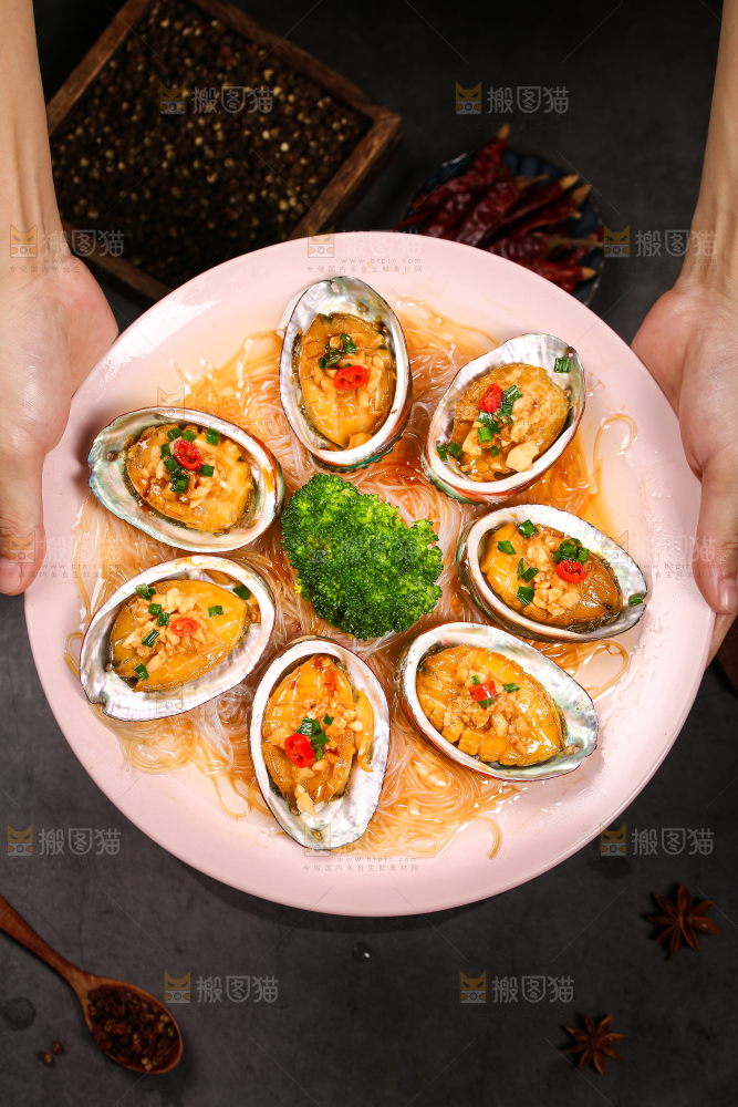 手里端着一盘蒜蓉粉丝蒸鲍鱼