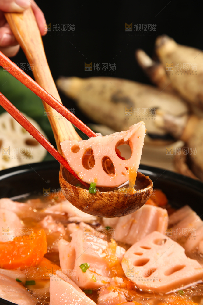 勺子上挖着莲藕汤