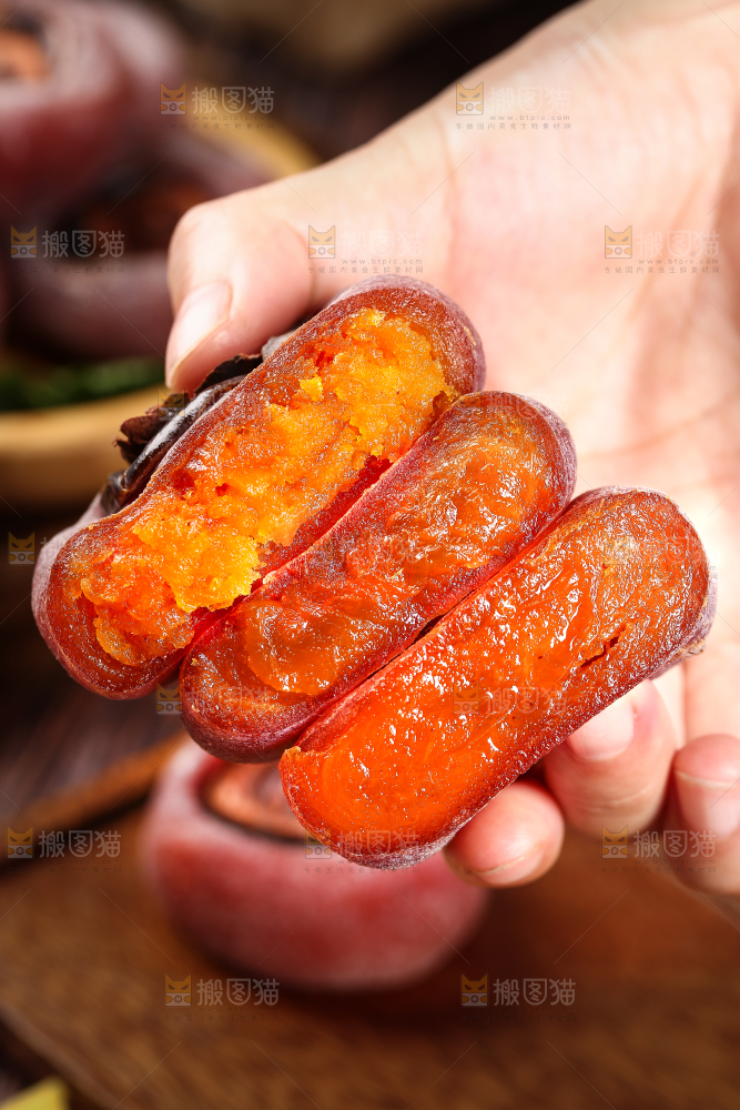 手里拿着糖心圆柿饼
