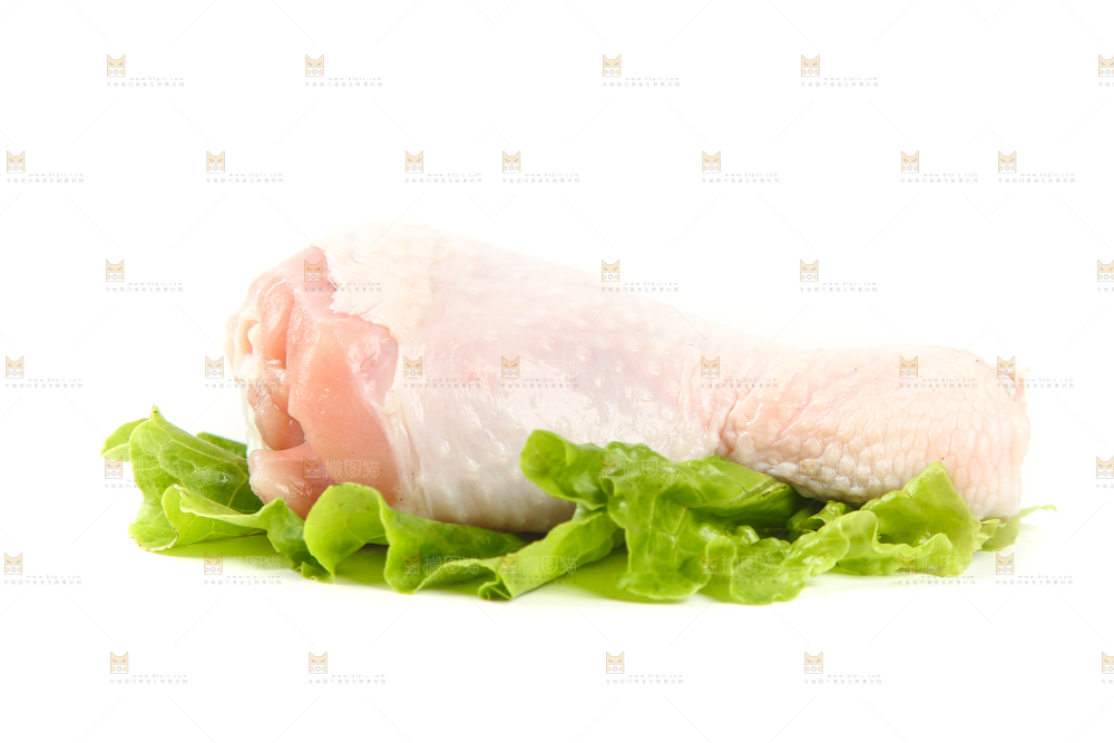 菜叶上放着生鸡腿