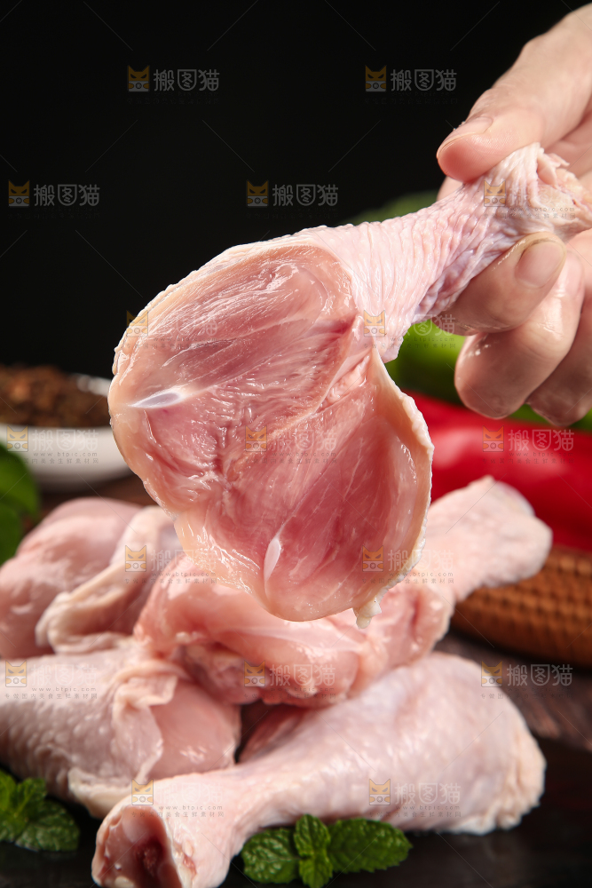 手里拿着鸡腿肉