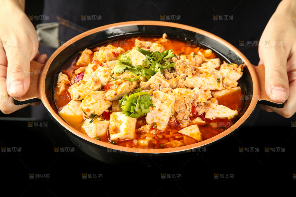手里端着肉沫豆腐