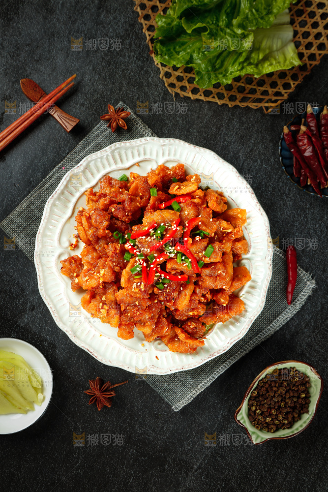 案板上放着一盘辣子小酥肉