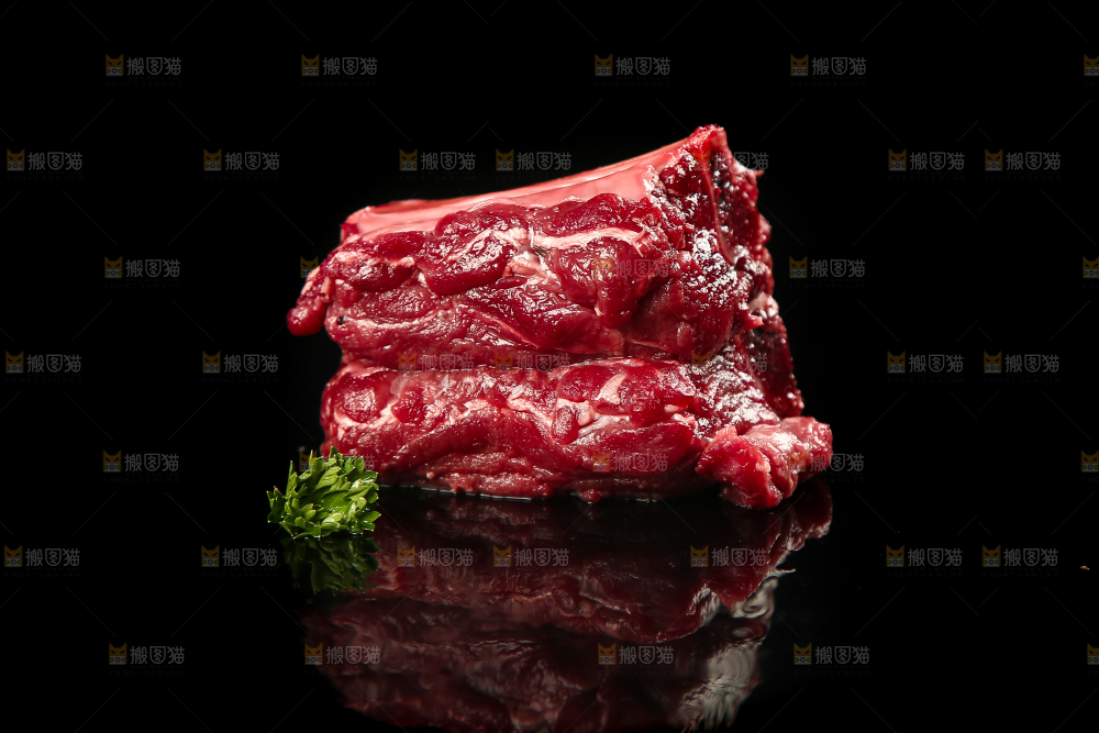 黑底上的黄牛排