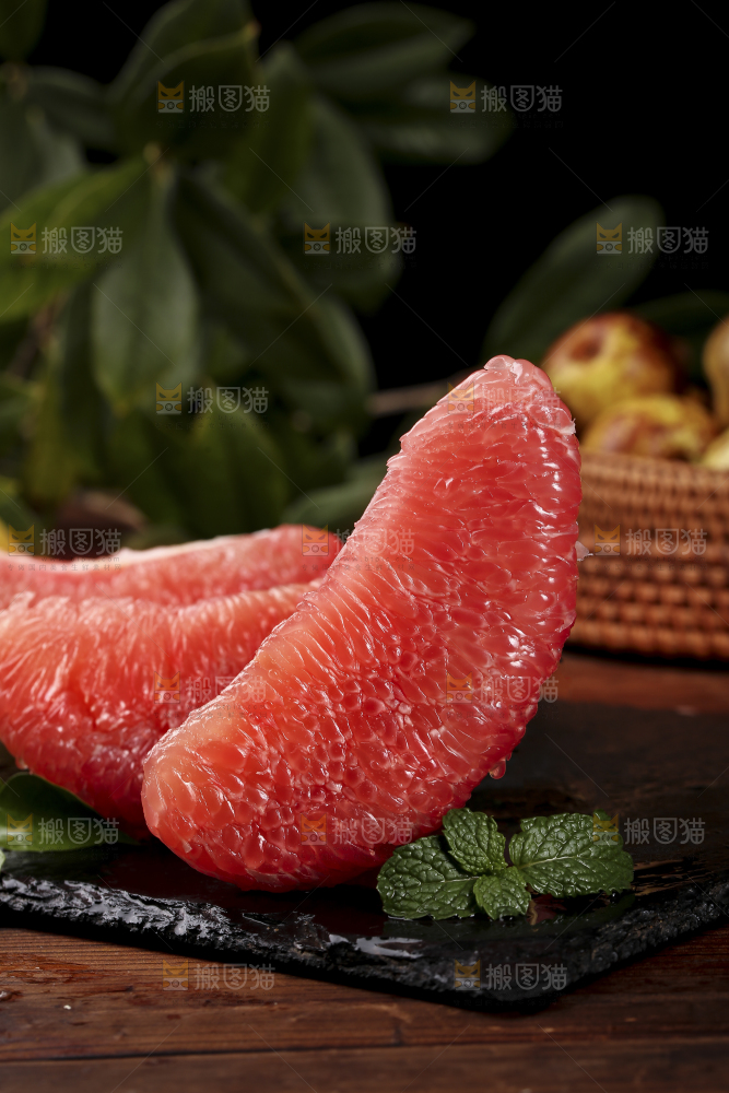 黑底上的福建红心蜜柚