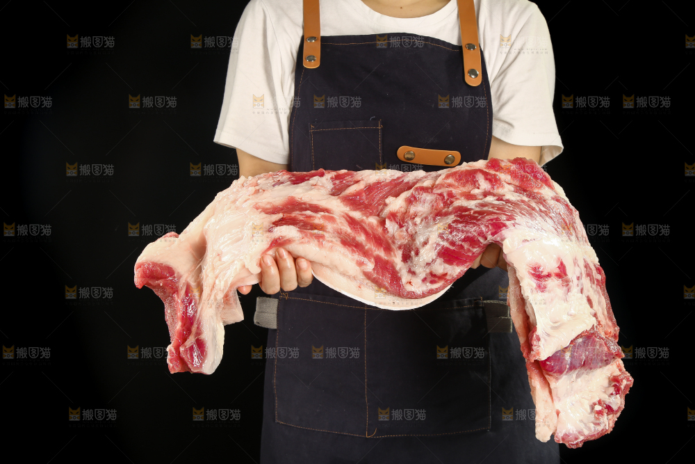 手里拿着新鲜猪肉