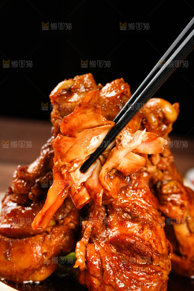 筷子上夹着鸡腿肉