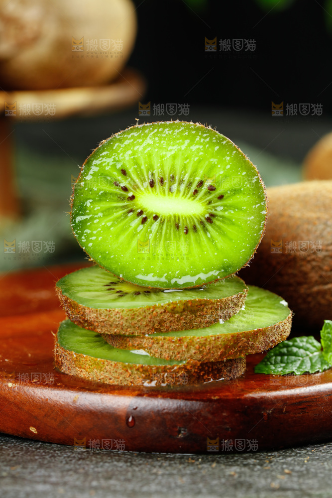 木板上切块的绿心奇异果