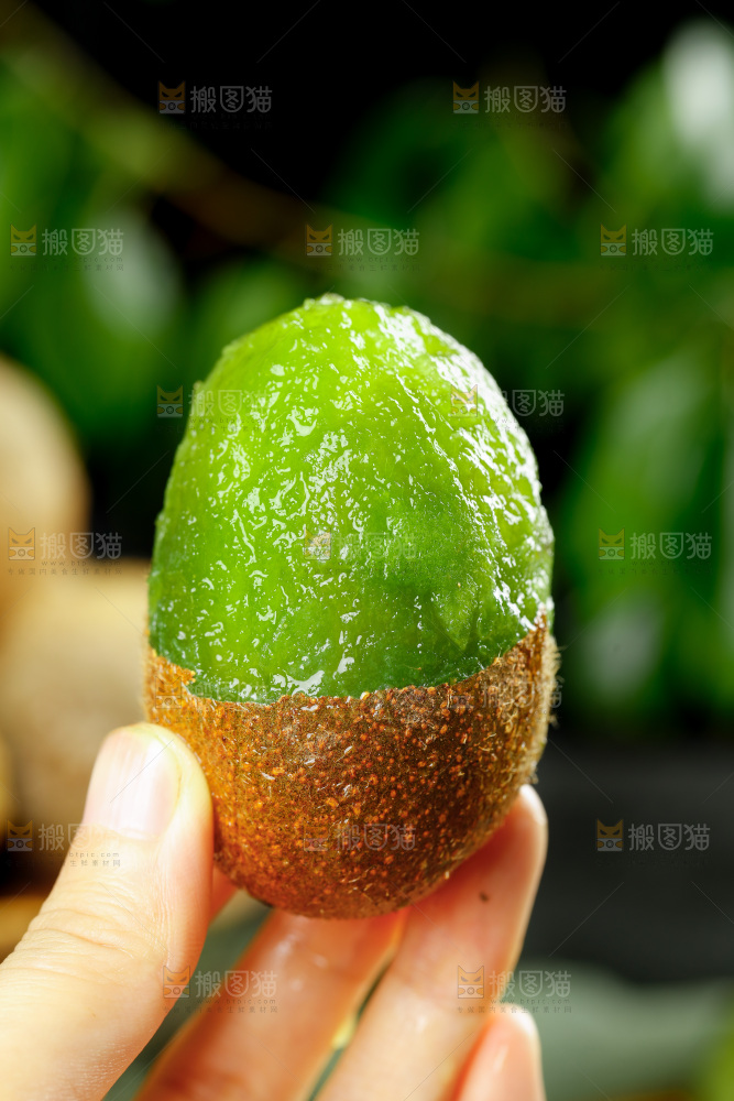 手里拿着奇异果