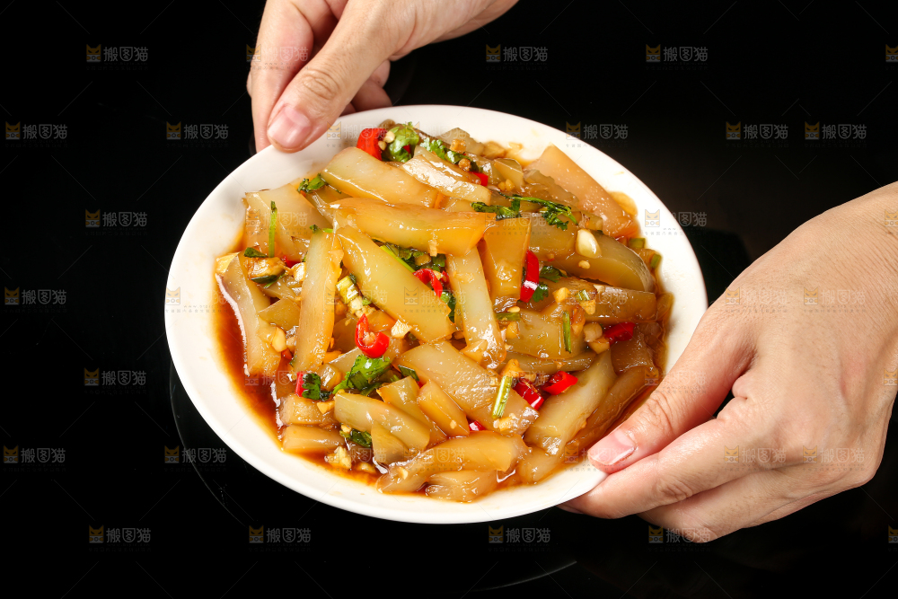 手里端着一盘酸辣凉粉