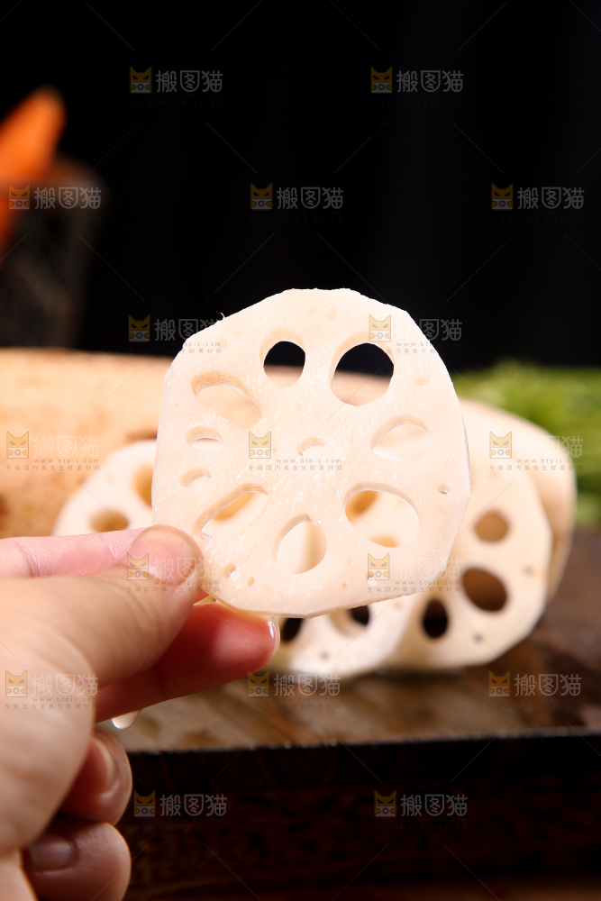 手里拿着藕片