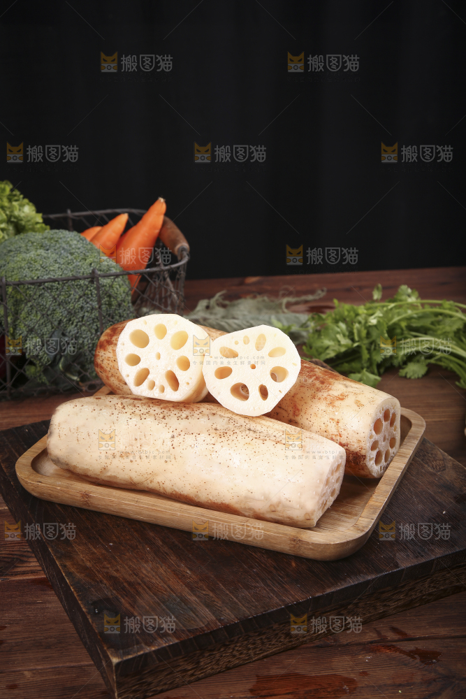 案板上摆放着一盘新鲜莲藕