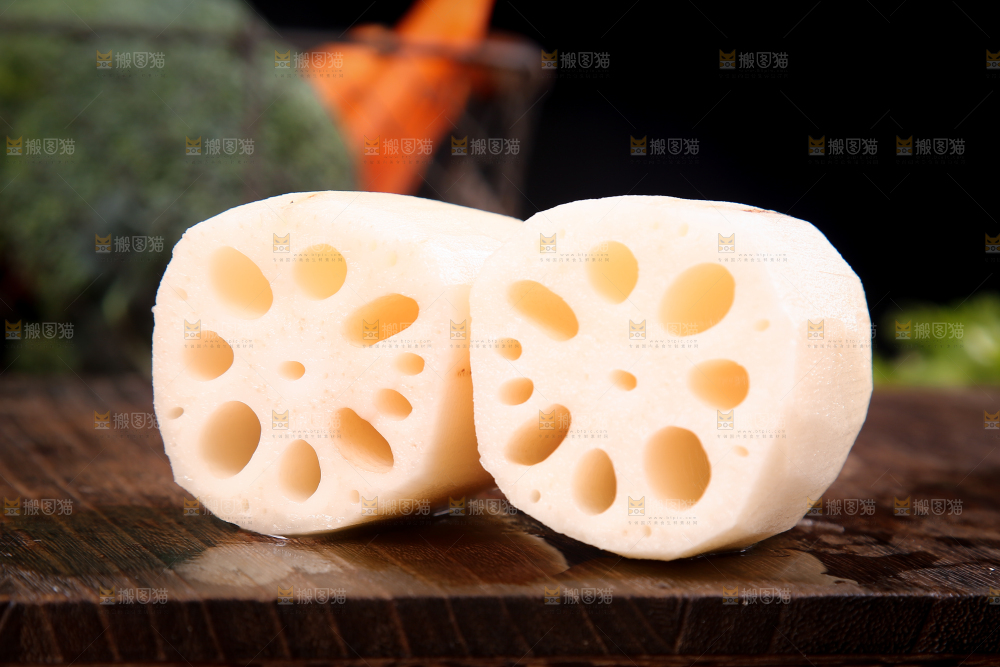 木底上的莲藕