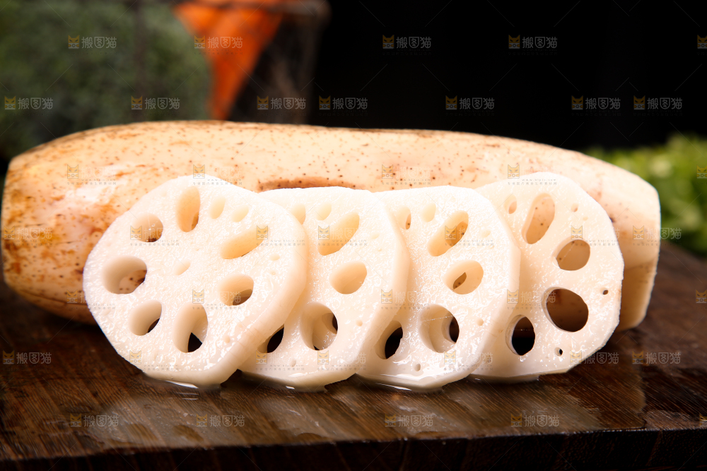木底上的莲藕和藕片