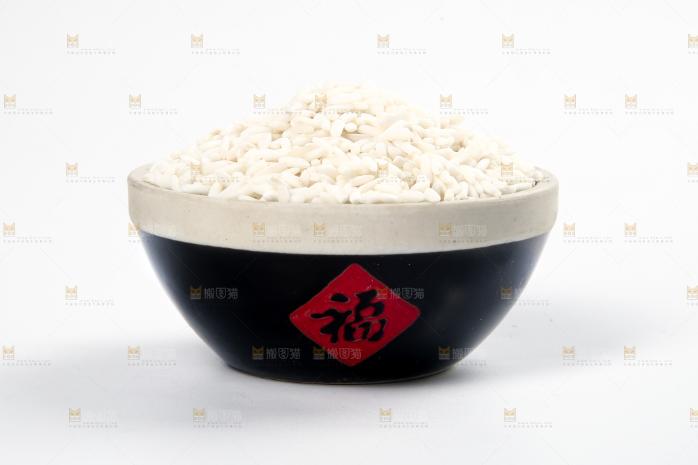 白底上放着一碗糯米
