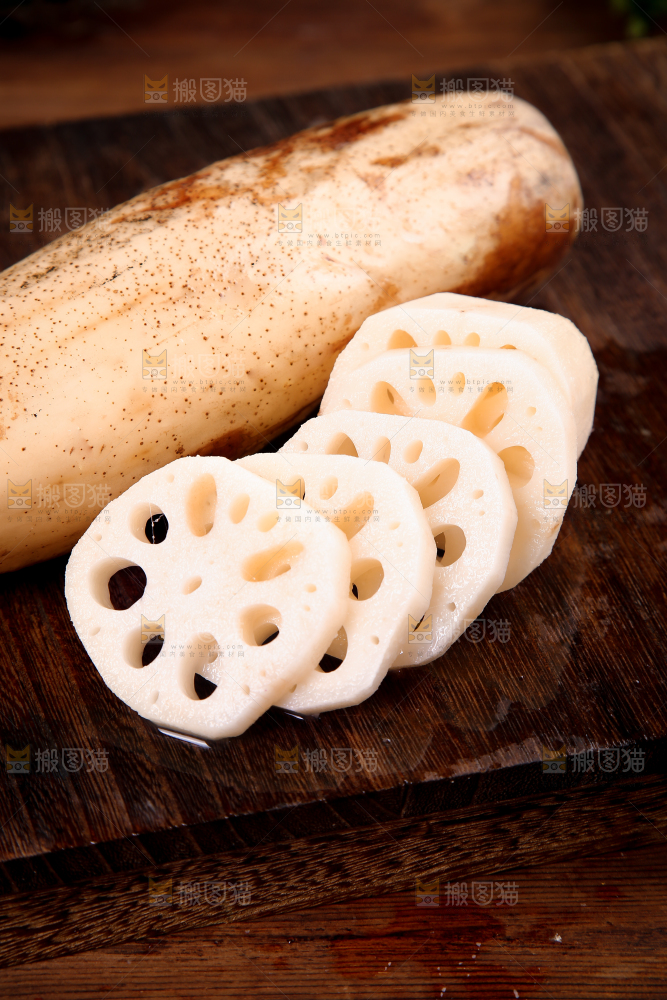 木底上的莲藕和藕片