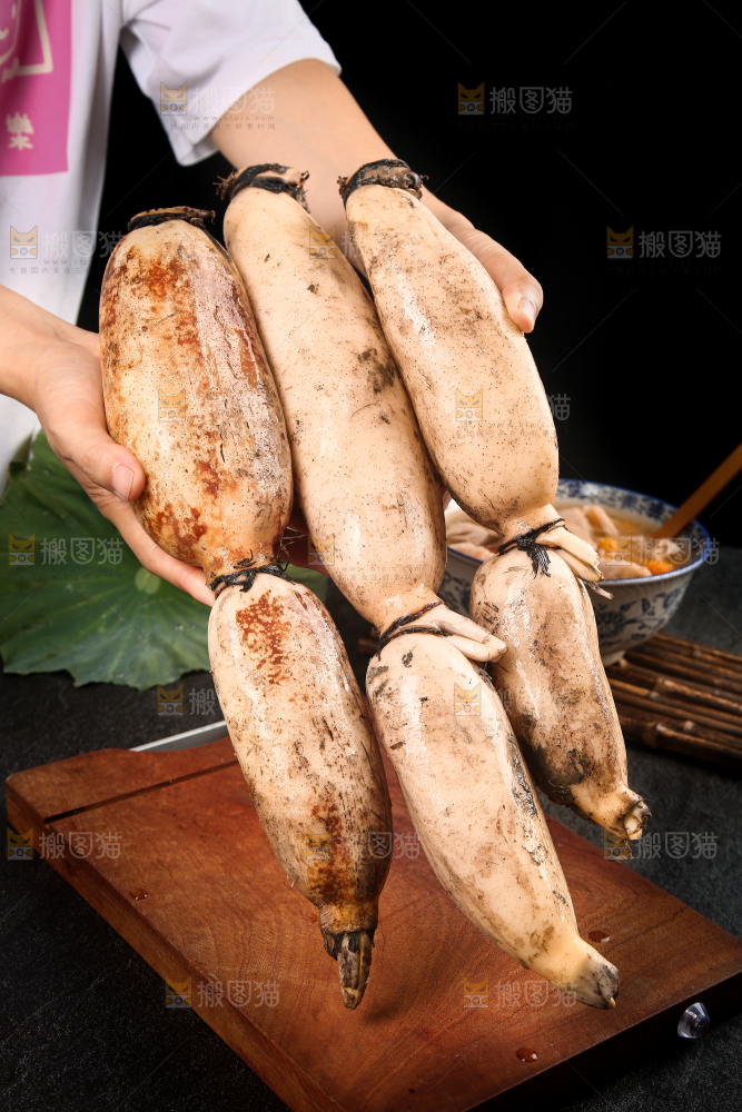 手上拿着粉藕