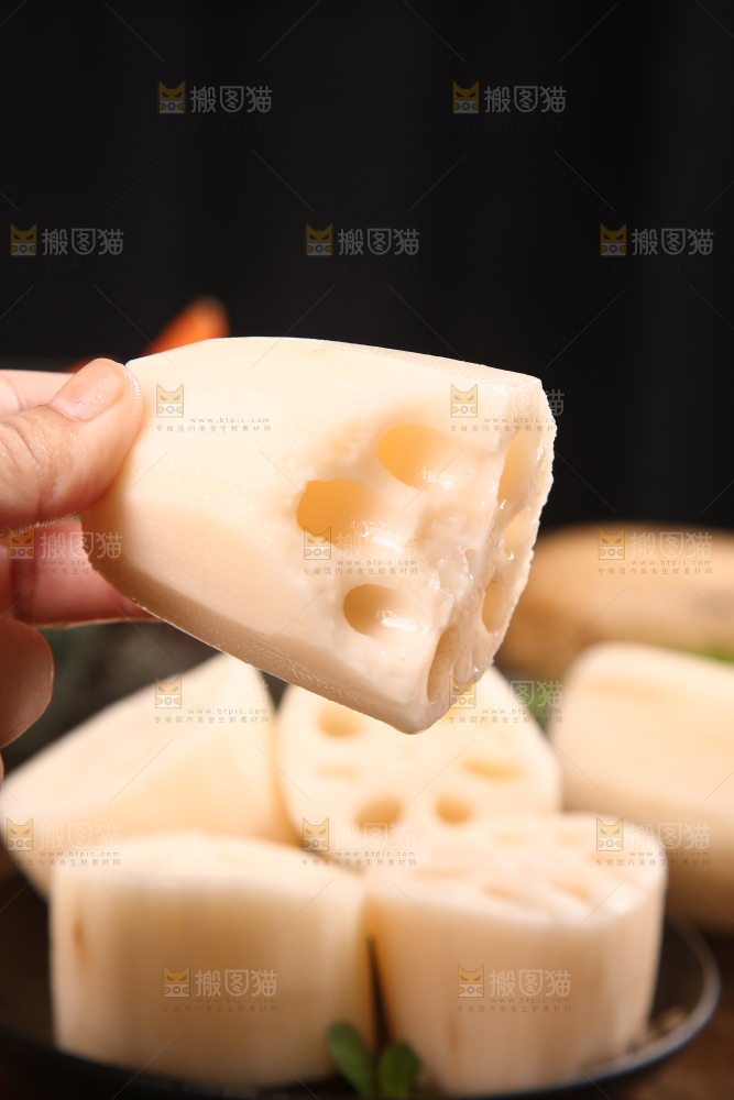 手里拿着莲藕